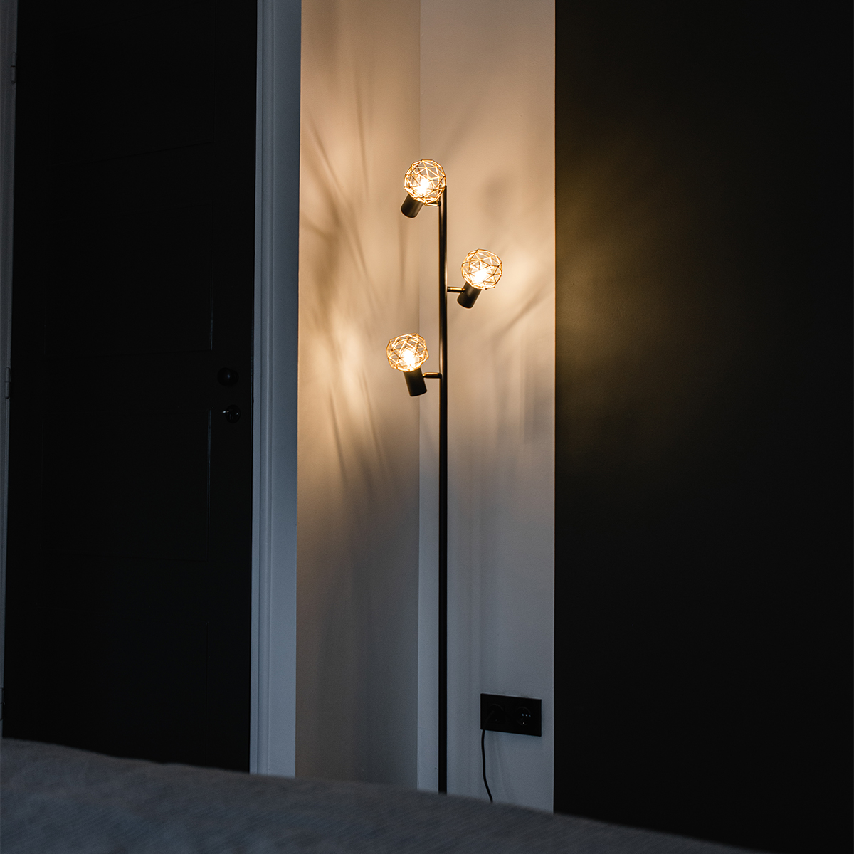 Lampada da terra di design nera con oro 3 luci orientabili - Mesh