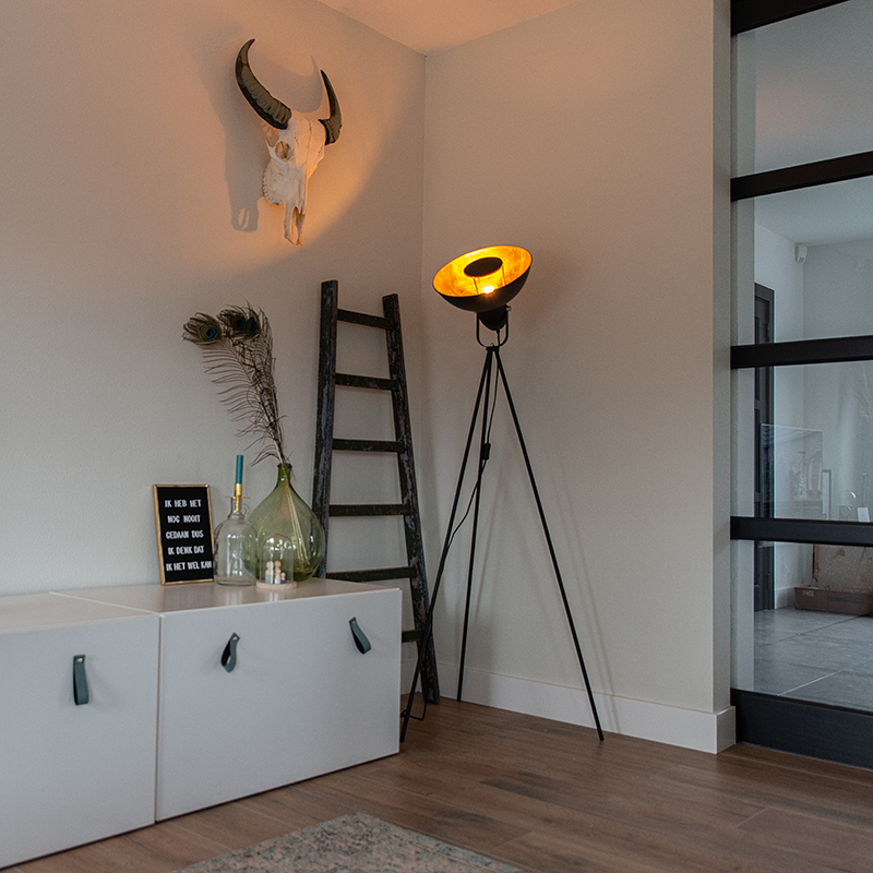 Vloerlamp zwart met goud 154,4 cm tripod - Magnax Eco Vloerlamp zwart met goud 154,4 cm tripod - Magnax Eco