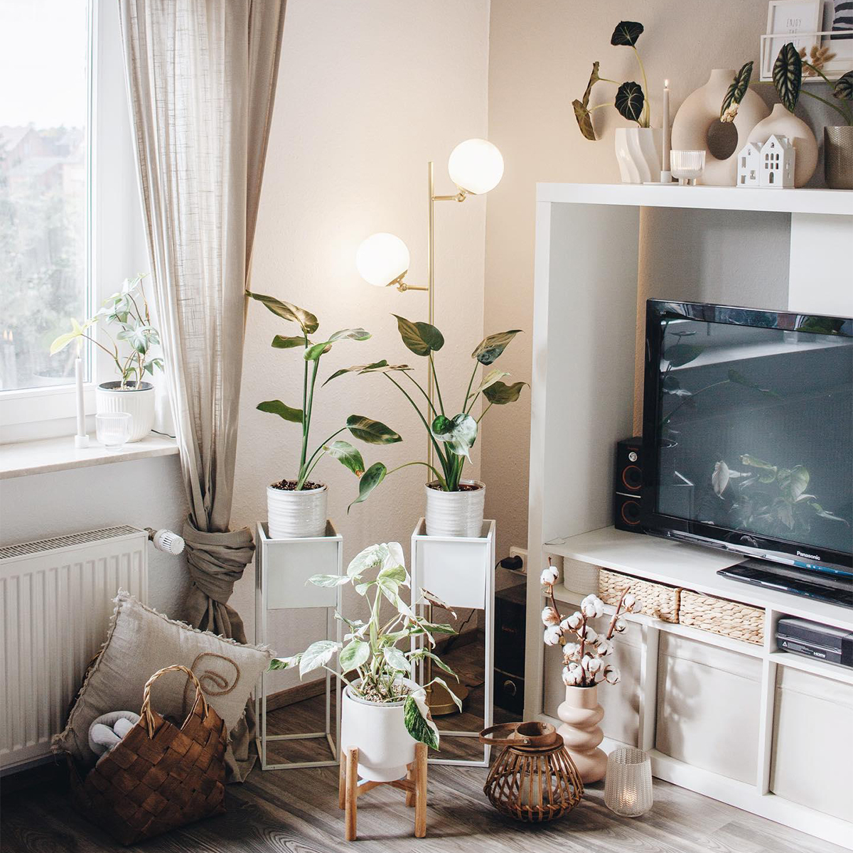 Inteligentná stojaca lampa zlatá s matným sklom vrátane 2 WiFi P45 - Pallon Inteligentná stojaca lampa zlatá s matným sklom vrátane 2 WiFi P45 - Pallon