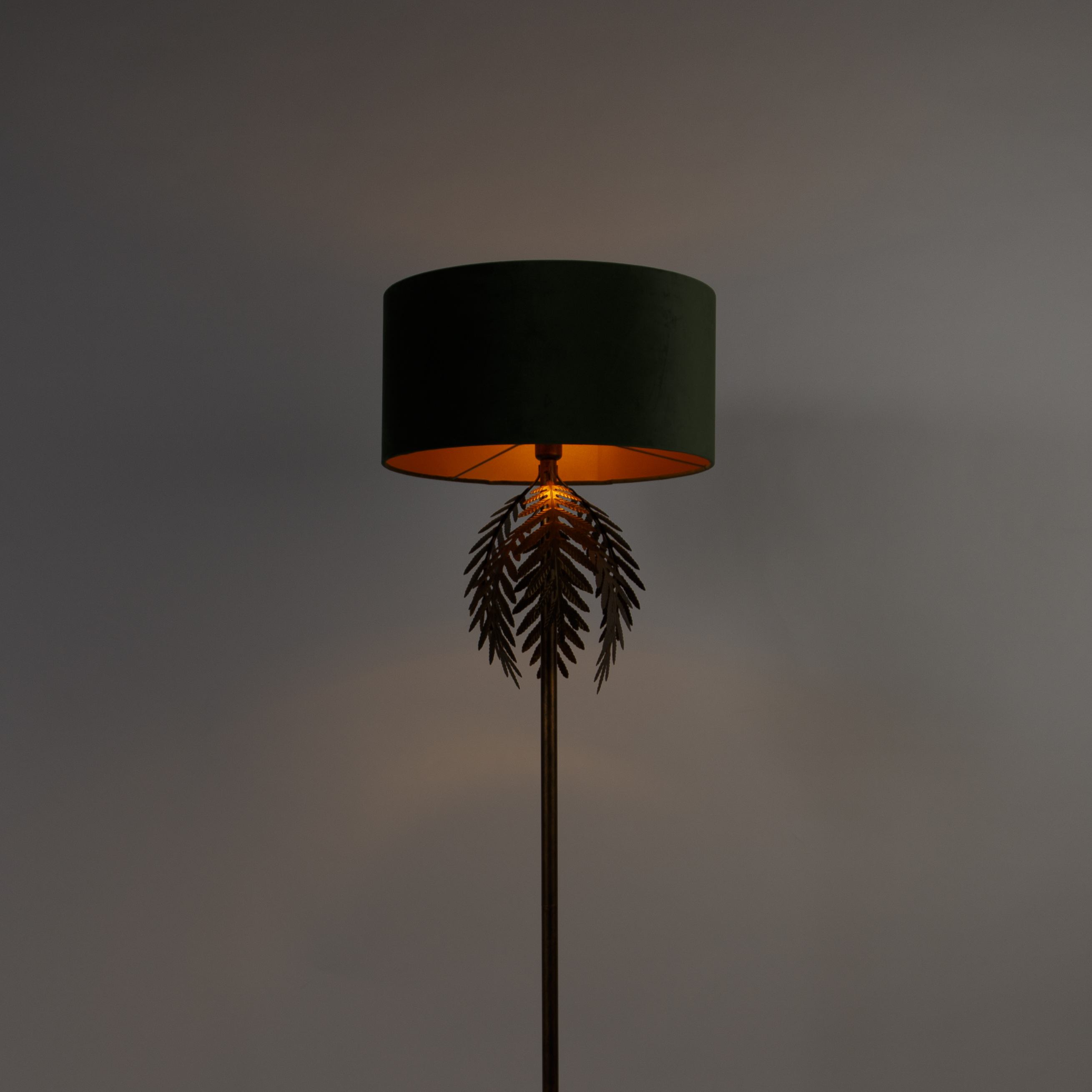 lampadaire vintage doré avec abat-jour en velours vert - botanica