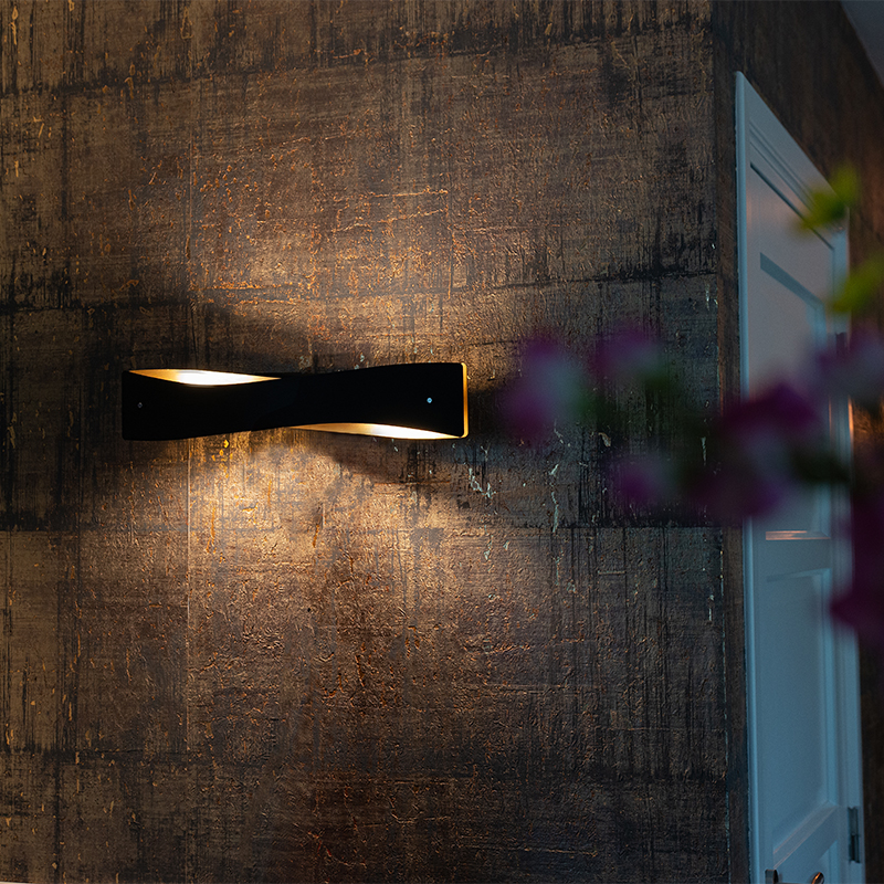 Moderne wandlamp zwart met goud incl. LED - Sjaak Moderne wandlamp zwart met goud incl. LED - Sjaak