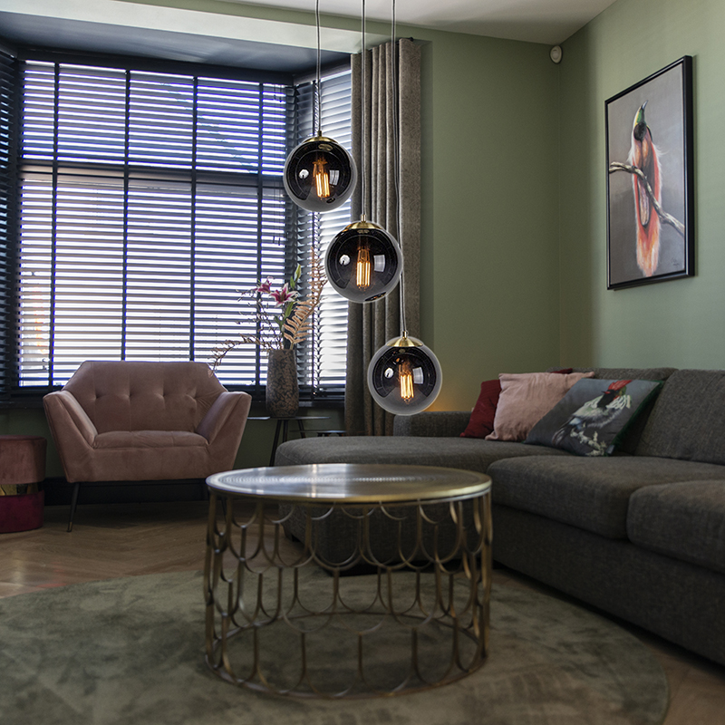 Hanglamp woonkamer, art deco, modern, drie zwarte glazen bollen bij elkaar, zithoek, bijzettafel Hanglamp woonkamer, art deco, modern, drie zwarte glazen bollen bij elkaar, zithoek, bijzettafel