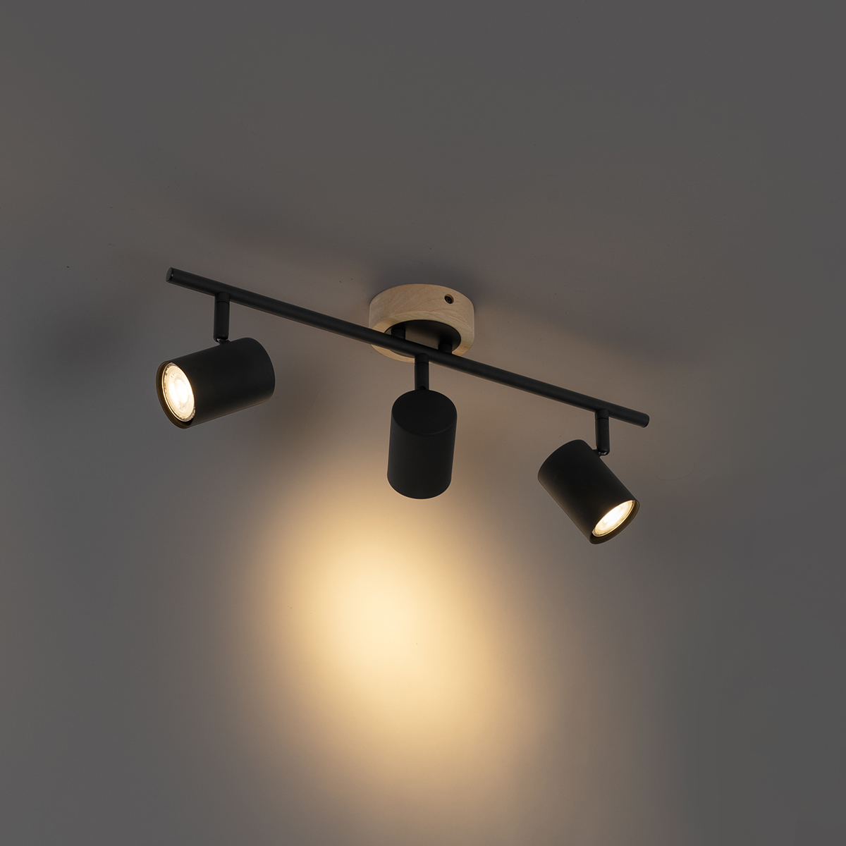 Moderner Spot in Schwarz mit 3-flammigem, kippbarem Holz - Jeana