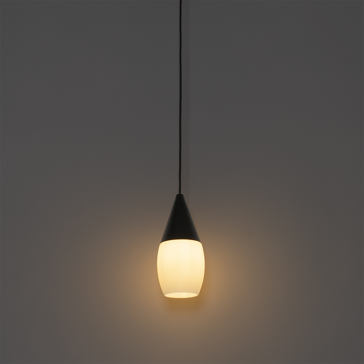 Moderne Hängelampe schwarz mit Opalglas - Drop