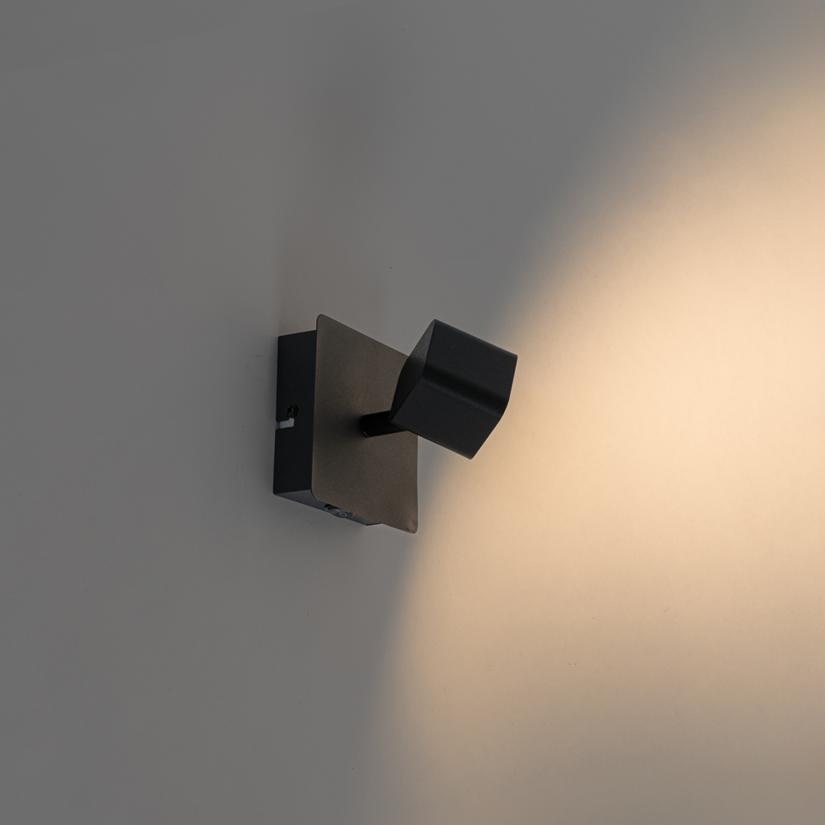 Applique moderna nera con LED e interruttore - Nola