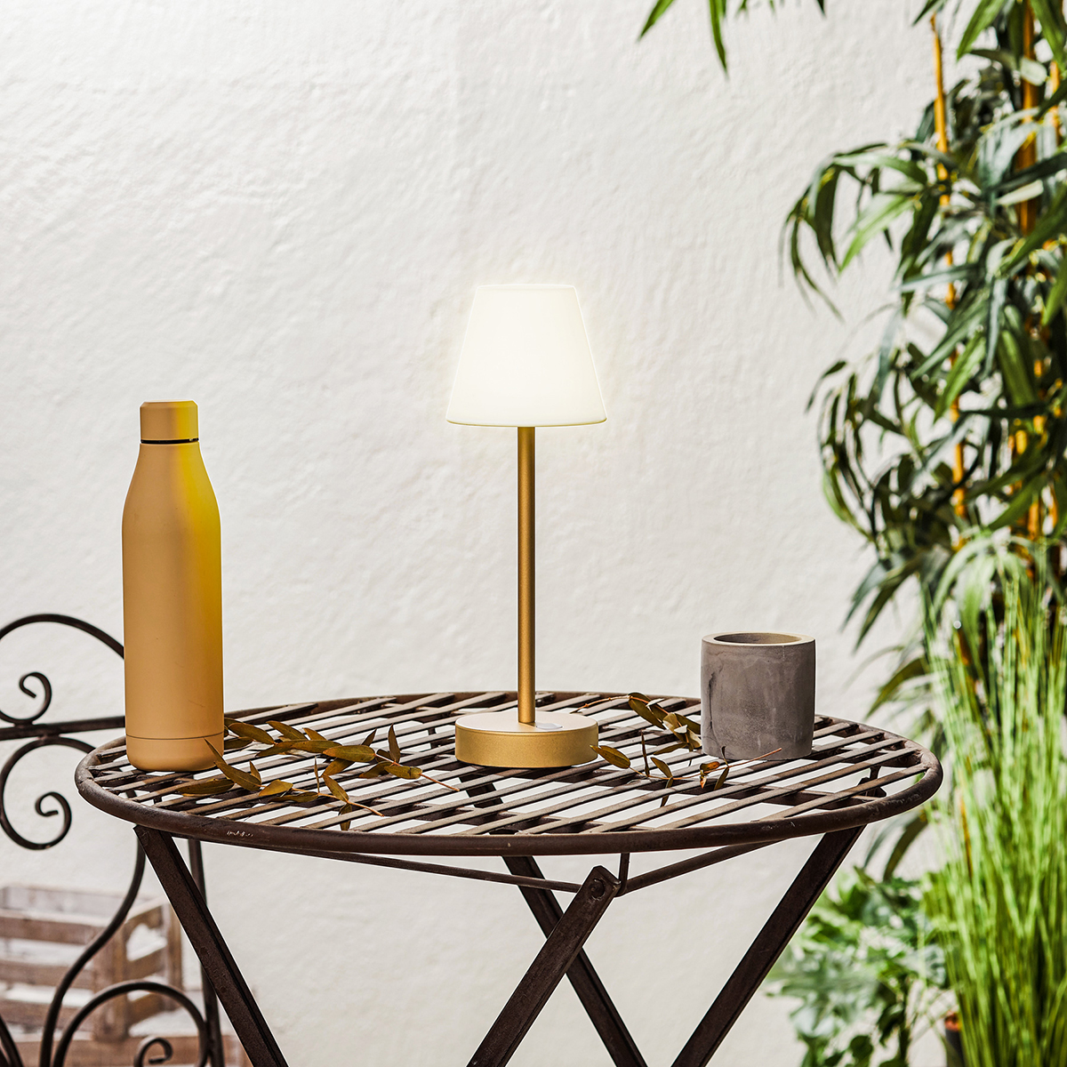 Lámpara de mesa de latón con LED recargable y atenuador táctil - Renata