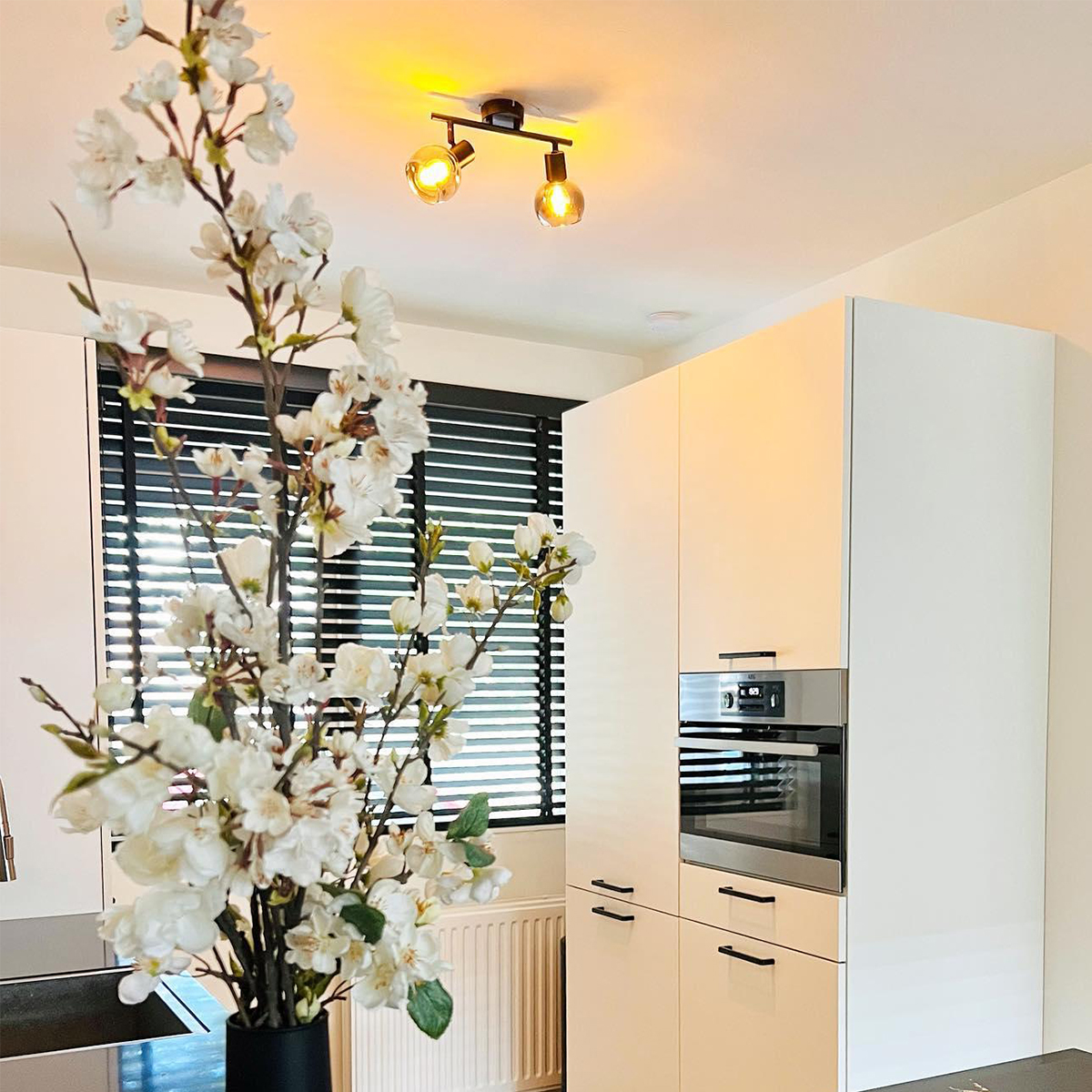 Inteligentné stropné svietidlo čierne s dymovým sklom vrátane 2 Wifi P45 - Vidro