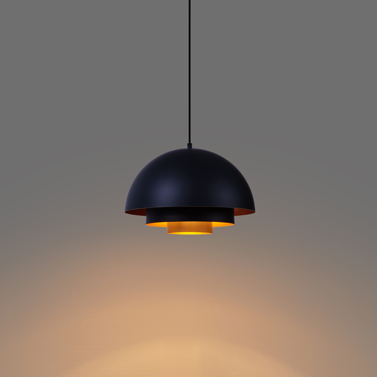 Lámpara colgante moderna negra con interior dorado - Loes