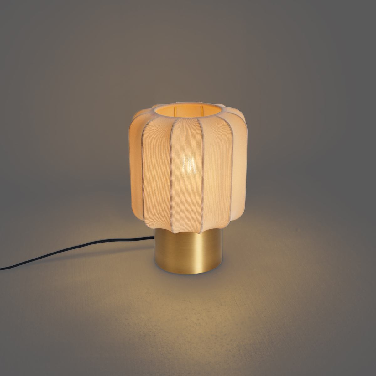 Lámpara de mesa Japandi dorada con pantalla beige - Pluni