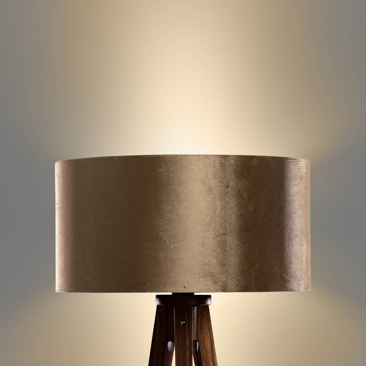 Lampada da terra a treppiede in legno di noce con paralume in velluto bronzo 50 cm - Tripod Classic