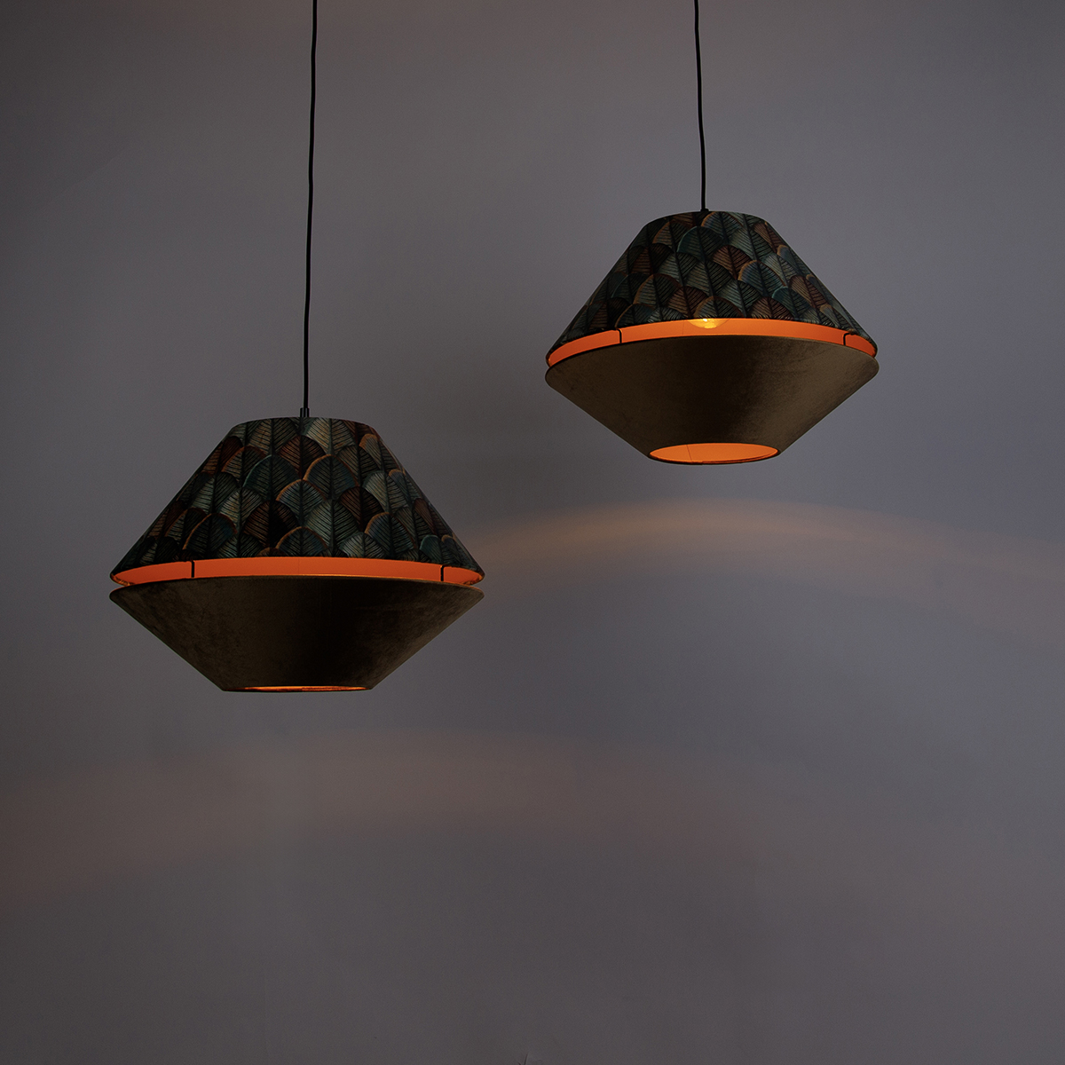 Suspension noire avec double abat-jour en velours, motif feuille et beige 2 lumières - Cava Luxe