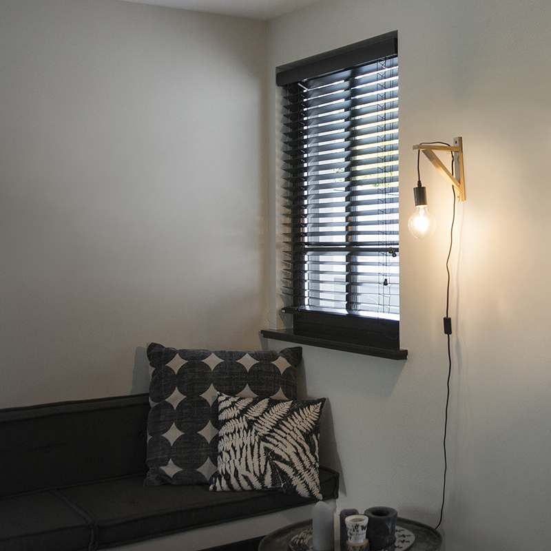 Wandlamp hout met zwart - Galgje Wandlamp hout met zwart - Galgje