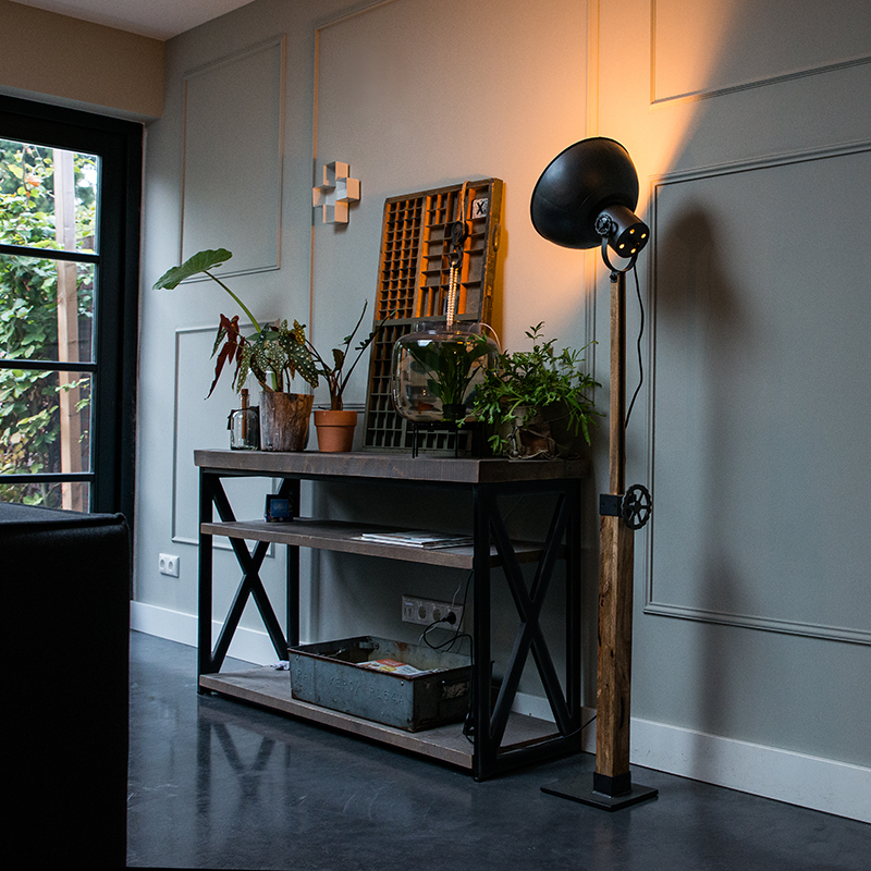 Industriele vloerlamp zwart met mango hout - Mangoes Industriele vloerlamp zwart met mango hout - Mangoes