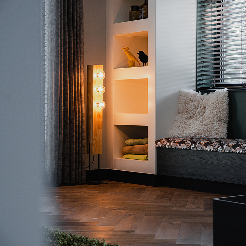 Landelijke vloerlamp zwart met hout 3-lichts - Sema Landelijke vloerlamp zwart met hout 3-lichts - Sema